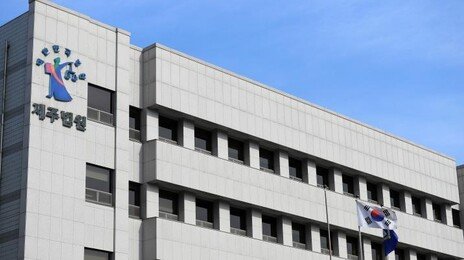 무면허 오토바이 적발되자 경찰 매단채 도주한 중국인 실형