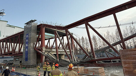 광주 도서관 공사현장 붕괴…4명 매몰돼 구조 총력