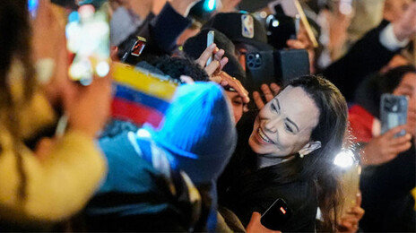 가발 변장 마차도, 목선 타고 ‘오슬로 상륙작전’…美, F-18로 엄호