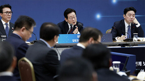 李, 관세청장 생중계 질타 “인력 없어 마약 단속 못한다고? 말이 안 돼”