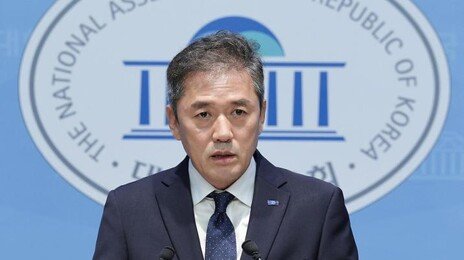 조국당 ‘성 비위’ 황현선 복귀에 ‘근조화환 시위’…“혁신 사망선고”