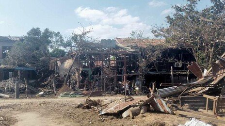 미얀마 군부독재 정부군, 서부 소수계 병원 폭격…“34명 사망”