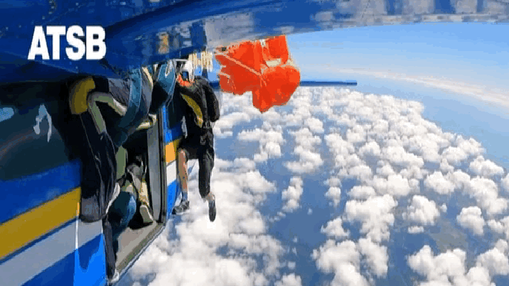 비행기 꼬리에 낙하산 걸려 ‘대롱’…4500m 스카이다이버 극적 생존