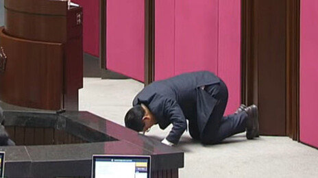 국힘 송석준, 새벽 필버 중 큰절 “국민께 사죄”