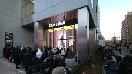 한파에도 오픈런…두번 접는 ‘갤럭시 Z 트라이폴드’ 출시