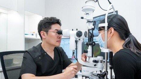 글자 휘고 중심 비어 보인다면? 황반원공 신호일수도[기고/이주용]