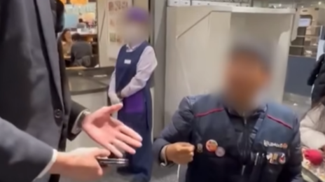 백화점 사과에도 금속노조, 영업장 앞 ‘몸자보’ 입고 집단행동