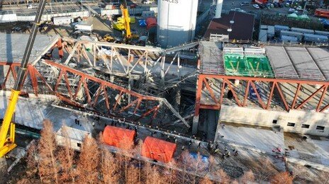 “추우면 콘크리트 얼어 구조 더 힘든데…” 애타는 매몰자 가족들