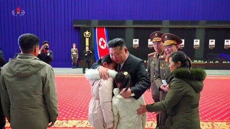 김정은 또 군 시설 시찰…“방사포, 초강력한 무기체계”