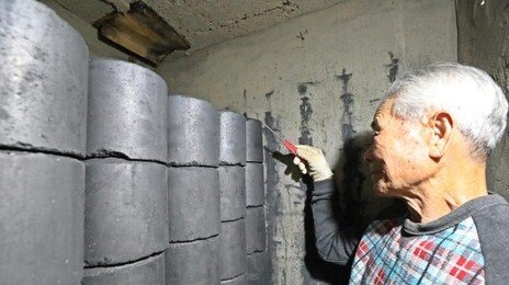 100원 오른 연탄 도매가도 힘들어…“아껴 땔수밖에”