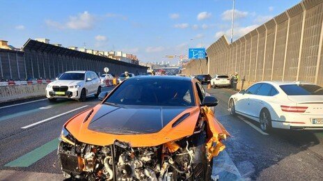 람보르기니, 중앙선 넘어 외제차 3대 충돌 “바닥 미끄러워서”