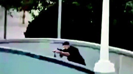 호주 해변서 총기 난사, 최소 12명 사망…시민 영웅이 더 큰 참사 막았다