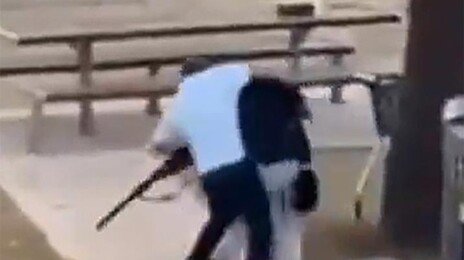 호주 해변서 총기 난사, 최소 12명 사망…시민 영웅이 더 큰 참사 막았다