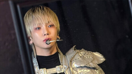 ‘주사 이모 의혹 묵묵부답’ 키, 시카고 공연 모습 공개…금발에 마이크 차고