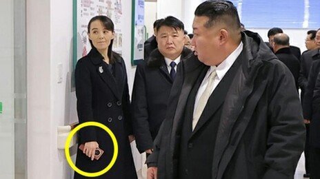 北김여정, ‘폴더블폰’ 손에 쥔 모습 포착…중국 기업 제품 추정