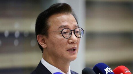 전재수, ‘한학자 자서전’ 든 사진에…“지역구 형님-누님 요청, 어찌 마다하나”