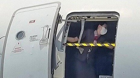 “그냥 만져 본 것” “화장실인 줄”…대한항공, ‘승객 비상구 조작’에 무관용