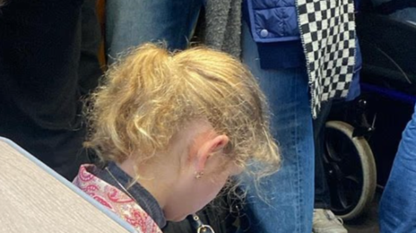 英 만원 열차 바닥에 앉아 에세이 쓰던 학생…서열 17위 ‘비밀 병기’ 공주였다