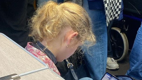 만원 열차 바닥에 앉아 과제하던 학생…英왕실 공주님이었다