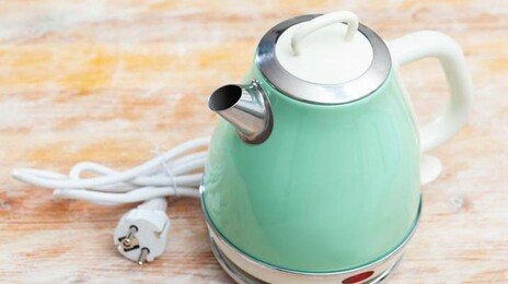 바로 쓰면 미세플라스틱 먹는다…새 전기포트, 몇 번 끓여야? [알쓸톡]