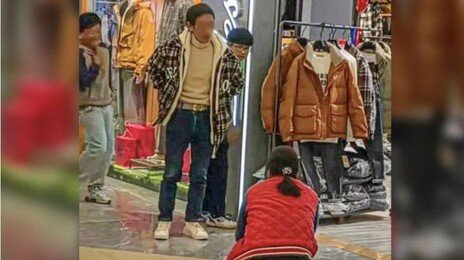 “6만원 패딩 사달라” 무릎꿇은 아내 두고 떠난 남편에 中 시끌