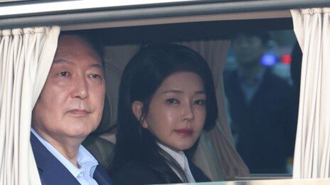 尹, 김건희 목걸이-금거북이 수수에 “몰랐다” 일관