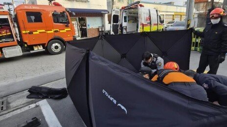 “사람 깔렸다” 달려온 시민들, SUV 번쩍 들어 50대女 구했다