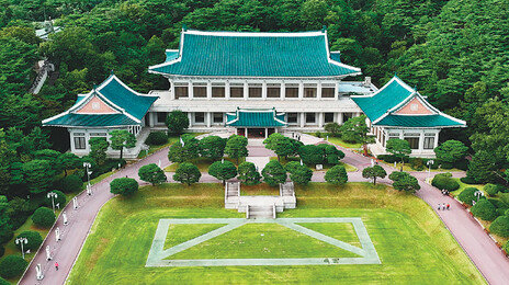 대통령-3실장 1분 거리서 집무… ‘불통 상징’ 靑본관은 외빈용으로