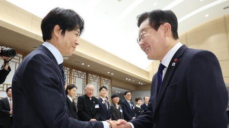 李대통령 “‘성냥팔이 소녀’처럼 세상 잔인하진 않길”…기부 단체 초청