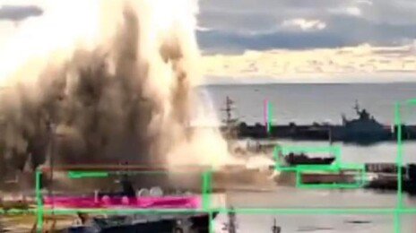 우크라, 러시아 잠수함 폭파 영상 공개…러 “피해 없어” 부인 (영상)