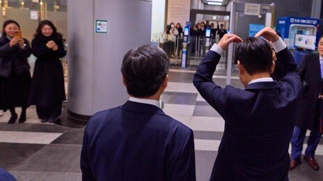 李 야간 방문에…국세청장 “야근 말려도 직원들 말 안들어”