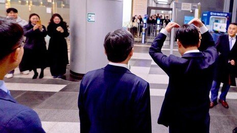 李 야간 방문에…국세청장 “야근 말려도 직원들 말 안들어”