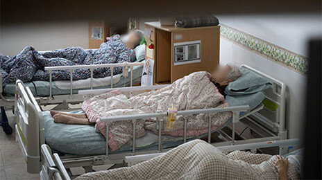 ‘치매머니 사냥’ 요양원의 비극…701호 동생, 702호 아들에 뜯겨