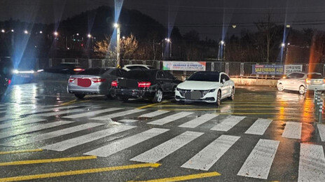 불법주차 3대가 좌회전 차로 봉쇄…야간 교차로 ‘아찔’