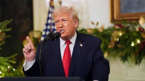 지지율 바닥 트럼프, 18분간 자화자찬… “全군인 1776달러 지급”