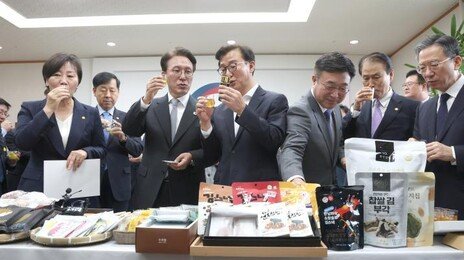 전재수 의원 사진 논란을 읽는 법 - 사진이 많다고 죄가 될까