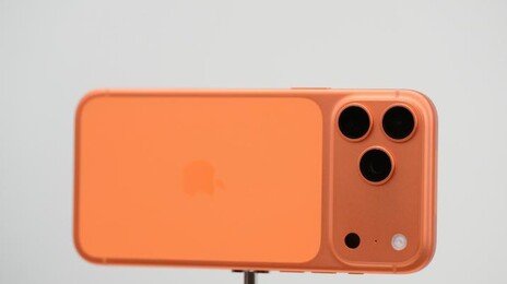 아이폰17 품질 논란…외관 변색에 통신 속도 저하까지?