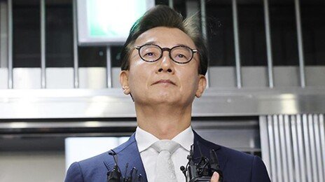 ‘통일교 의혹’ 전재수 경찰 출석…“차라리 200억 받았다 해라”