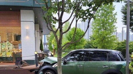 ‘깁스 운전’ 중 인도 돌진…10대 등 보행자 3명 친 50대 여성 송치