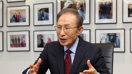 이명박 “잘되는 집 형제들은 힘 합쳐 강도 물리쳐…희망 찾아야”