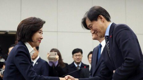 “천정궁 갔니?” 조국 공세에…나경원 “딸 회사 특혜 의혹 답하라”