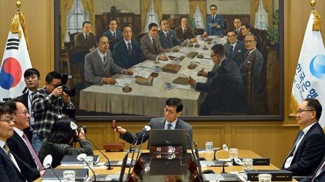 연평균 역대최고 환율… ‘종가 낮추기’ 총력전