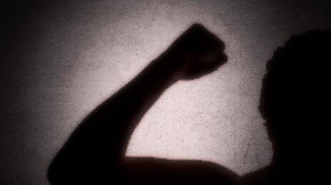 “부탁, 왜 거절” 분노의 망치질…딸 포르쉐에 ‘쾅쾅’, 실형