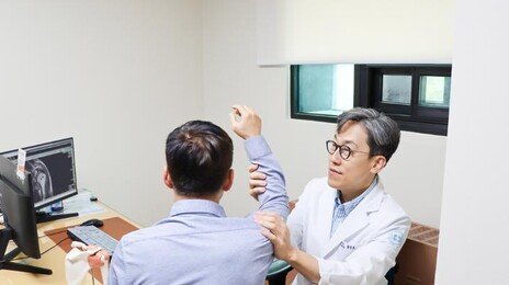 스마트폰 오래 본다면 주의…3040도 ‘오십견’ 찾아온다