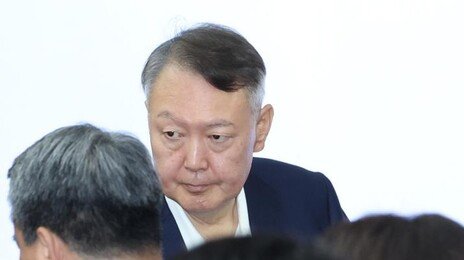 ‘김건희특검 첫 출석’ 尹, 적극 방어…검사들에겐 “수고많았다”