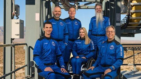 휠체어 장애인 첫 우주여행…“가장 멋진 경험”