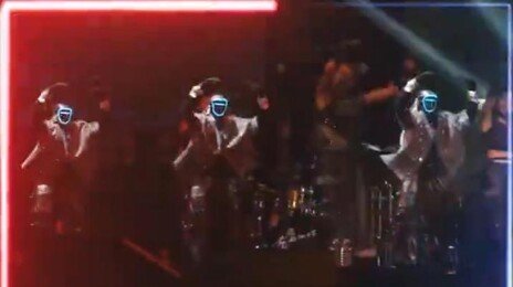 사람도 어려운 공중돌기까지…머스크도 감탄한 中로봇 ‘칼군무’