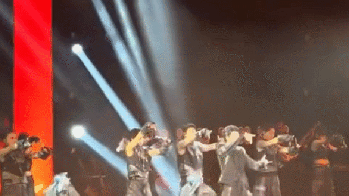 로봇이었어?…머스크도 인정한 中 로봇팀의 칼군무