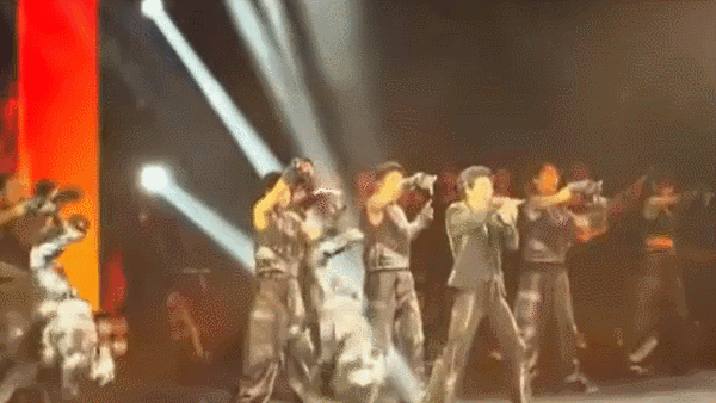 사람도 어려운 공중돌기까지…머스크도 감탄한 中로봇 ‘칼군무’