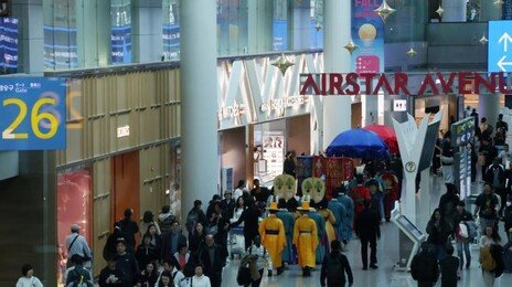 “공항 카트·여행용 캐리어에 아기 태우지 마세요”…골절·뇌진탕 위험